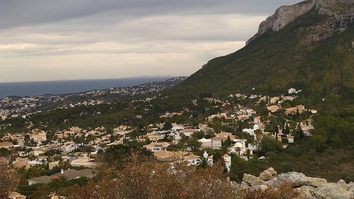 La ladera norte del Montgó, la que da a Dénia, y, al fondo, sobre el mar, el perfil de la isla de Ibiza
