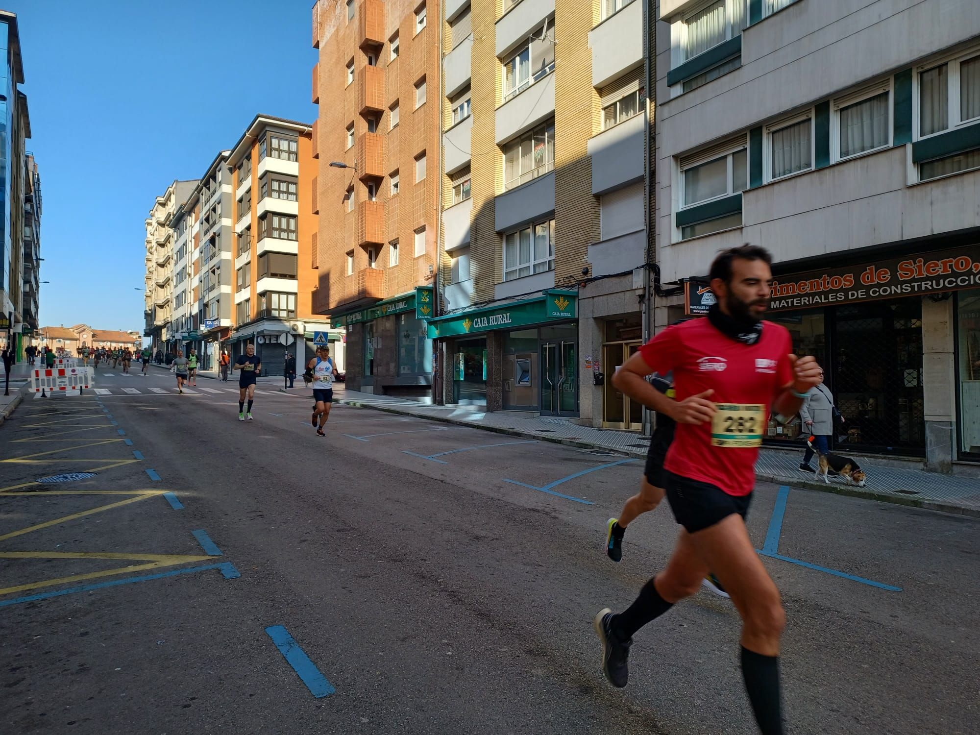 Todas las imágenes de la  XXXIII Media Maratón de Siero: así fue la gran prueba con salida en la Pola