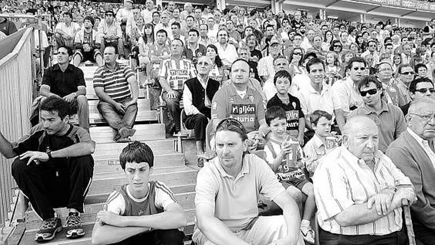 Varios aficionados rojiblancos, en la Tribunona, en el partido ante el Almería.