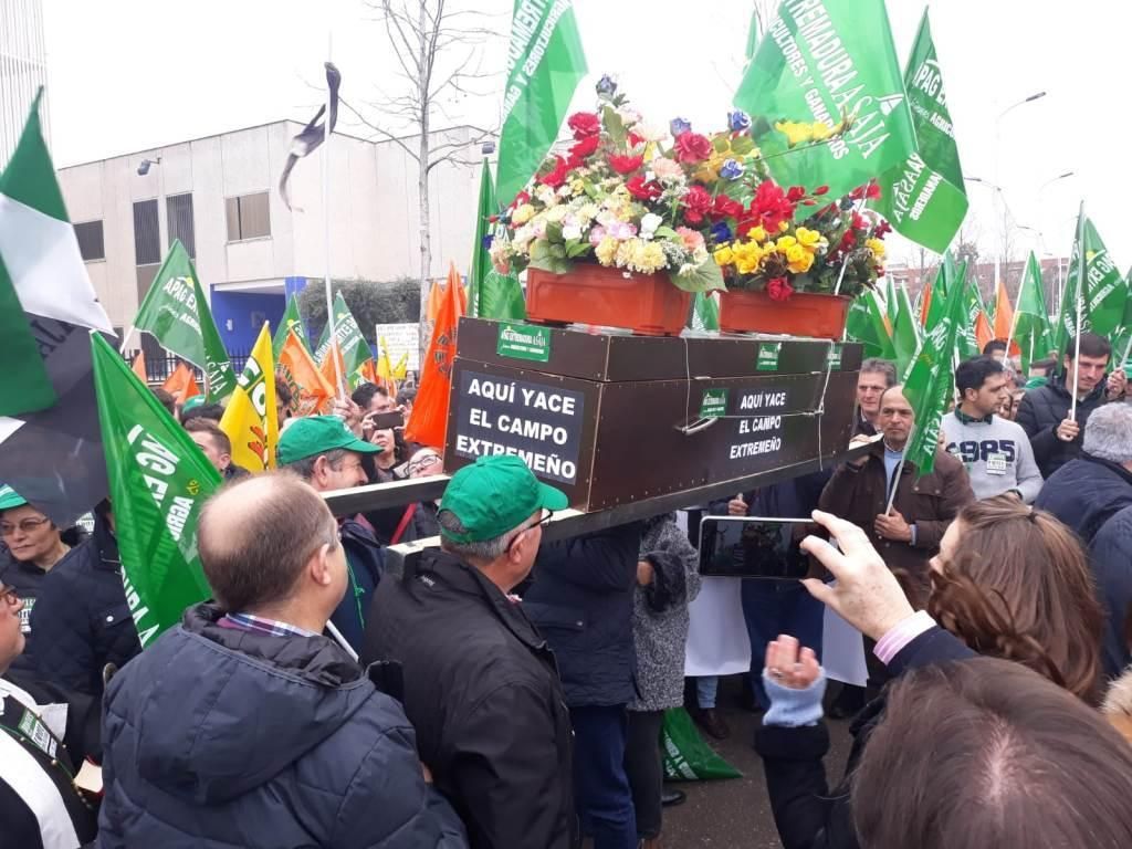 Manifestación de los agricultores en Don Benito frente a Feval