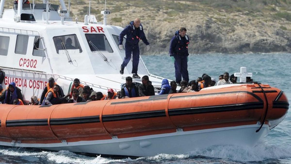 Una barca de la Guardia Costera italiana traslada a un grupo de inmigrantes subsaharianos a la isla de Lampedusa, el pasado viernes.