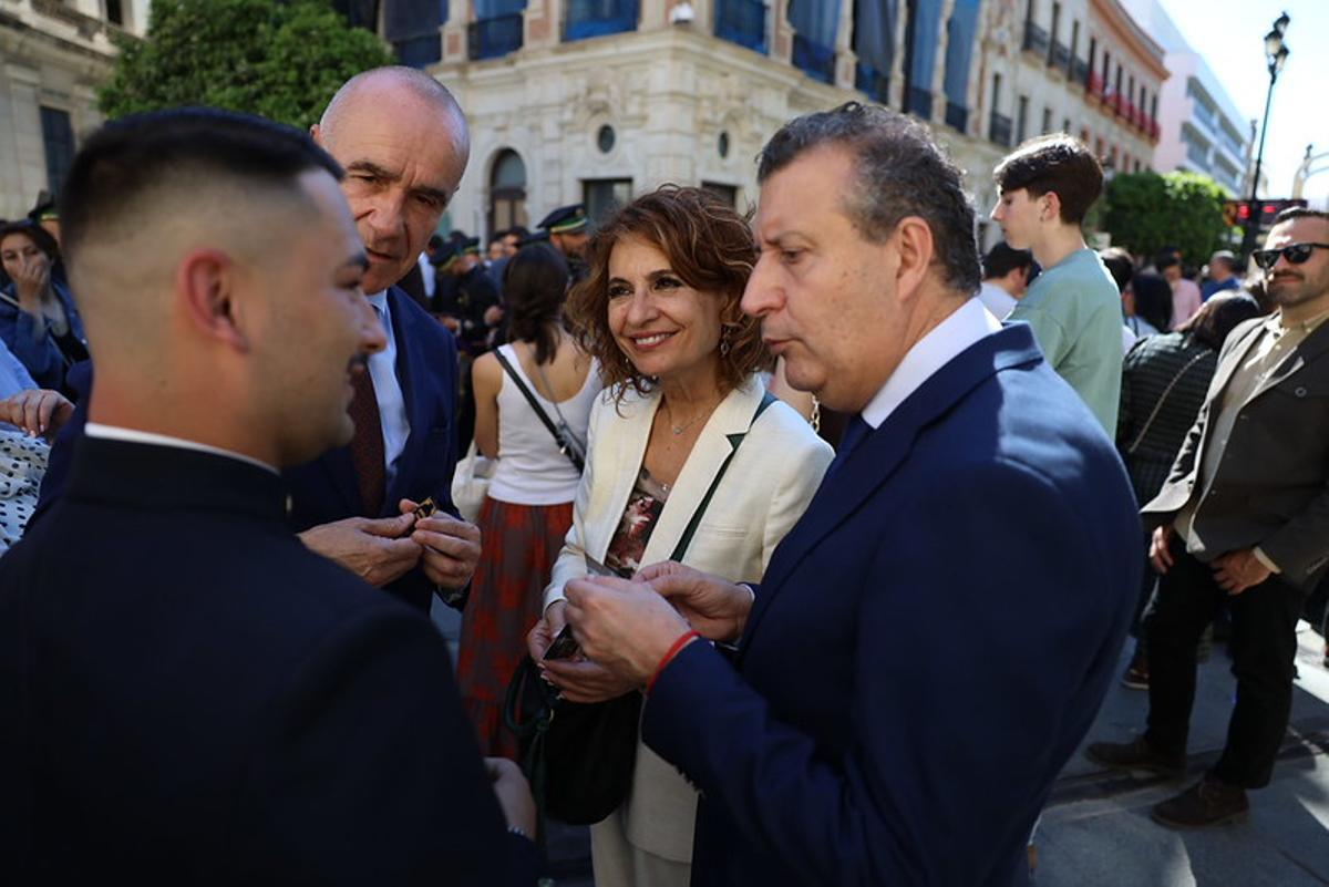 Antonio Muñoz, María Jesús Montero y Javier Fernández en la Semana Santa de Sevilla