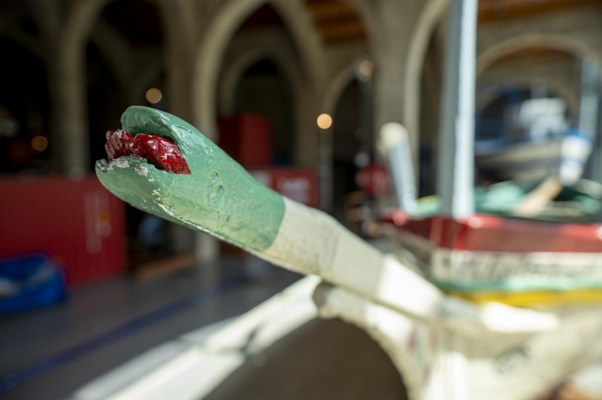 Barcelona. 23.07.2026. Barcelona Detalle en forma de serpiente de la barca de Jábega, embarcación de remo tradicional de origen malagueño que cumple cien años y que puede verse en el Museu Marítimo de les Drassanes. Fotografía de Jordi Cotrina