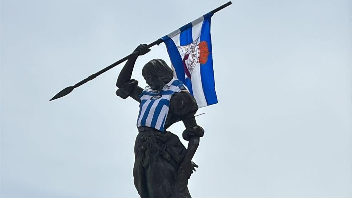 María Pita con camiseta y bandera del Deportivo
