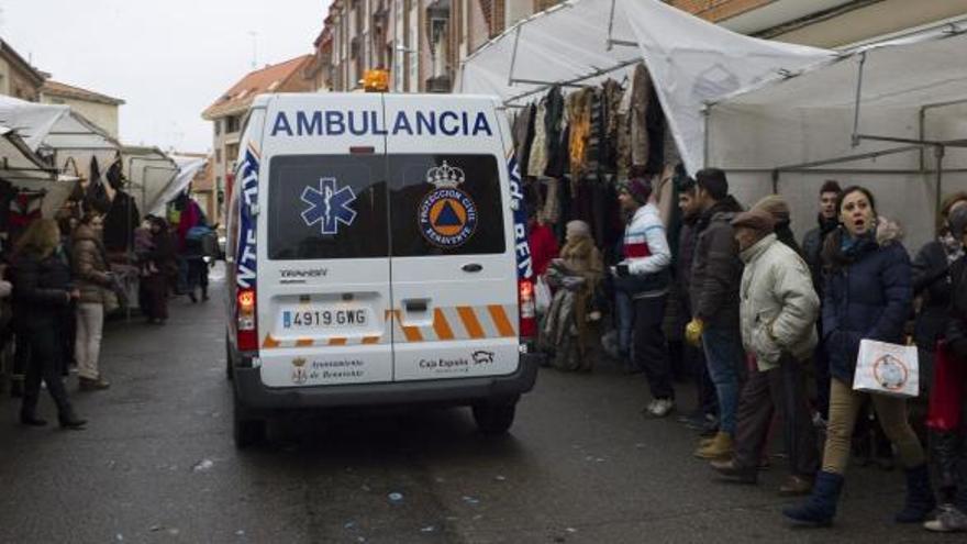 Un momento del ejercicio de emergencia entre el mercadillo de la ropa, en la Cañada de la Vizana, ayer por la mañana.