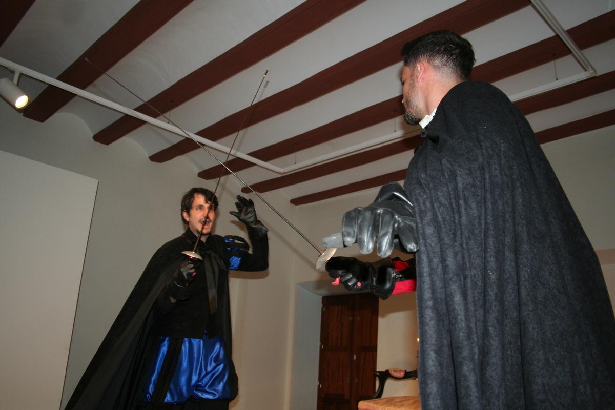 Don Juan, Antonio Montiel, tras acabar con la vida de don Gonzalo de Ulloa, Clemente López Sánchez, y don Luis Megía, Arturo Latorre, en el tercer acto que se desarrollaba en la sala de exposiciones temporales del Mass.