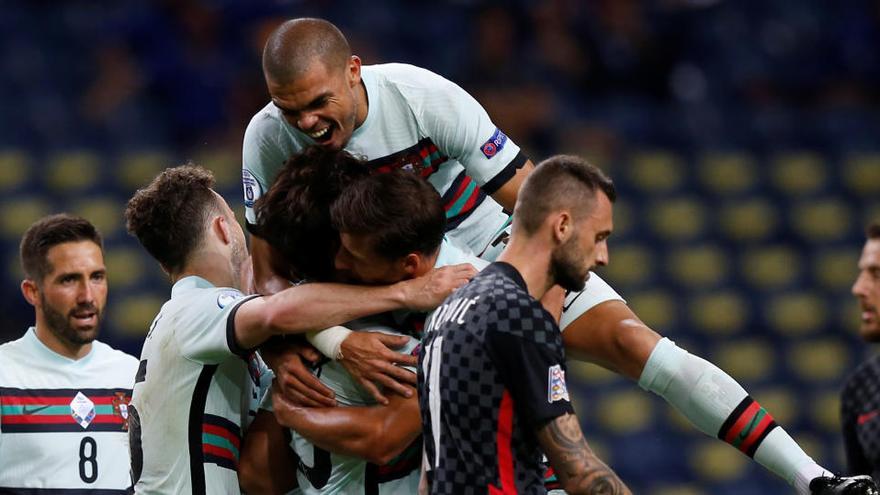 Los jugadores de Portugal celebran uno de los goles ante Croacia.