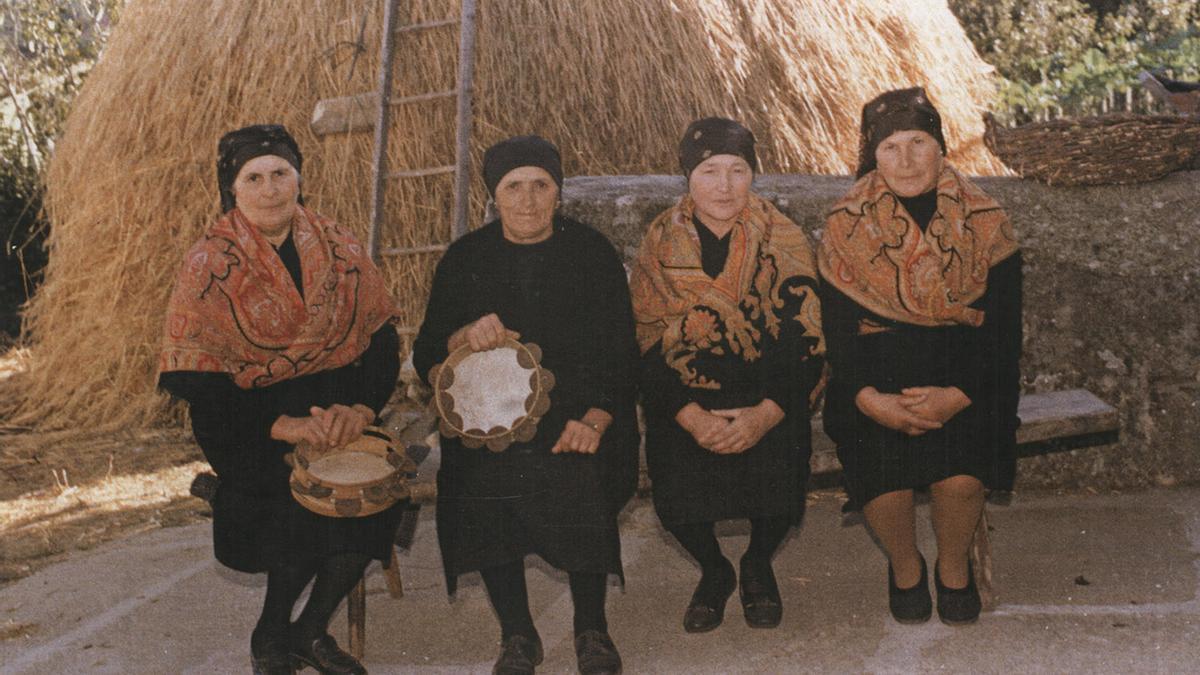 As Pandereteiras de Mens (Malpica) Teresa García Prieto, Prudencia Garrido Ameixenda, Manuela Lema e Adela Rey en 1982.