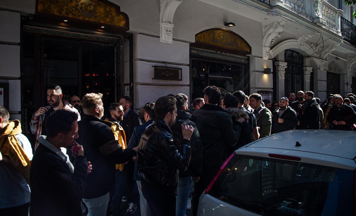 Participantes de la Dragalada Drag Tour, a la salida de una de las salas, en Madrid.
