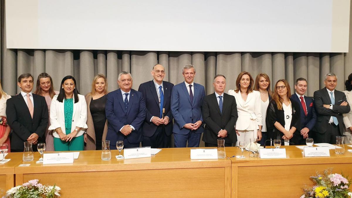 Manuel Reigosa y Alfonso Rueda, con el nuevo equipo de gobierno de la UVigo y el presidente del Consello Social.  