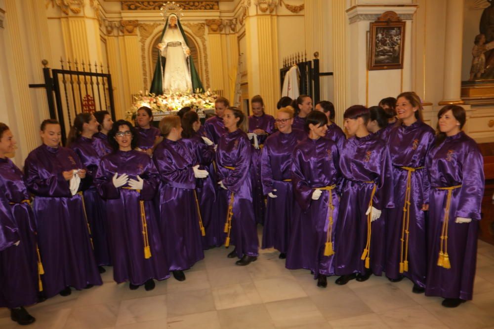 Raquel Alario ejerce de porteadora en la Semana Santa de Gandia