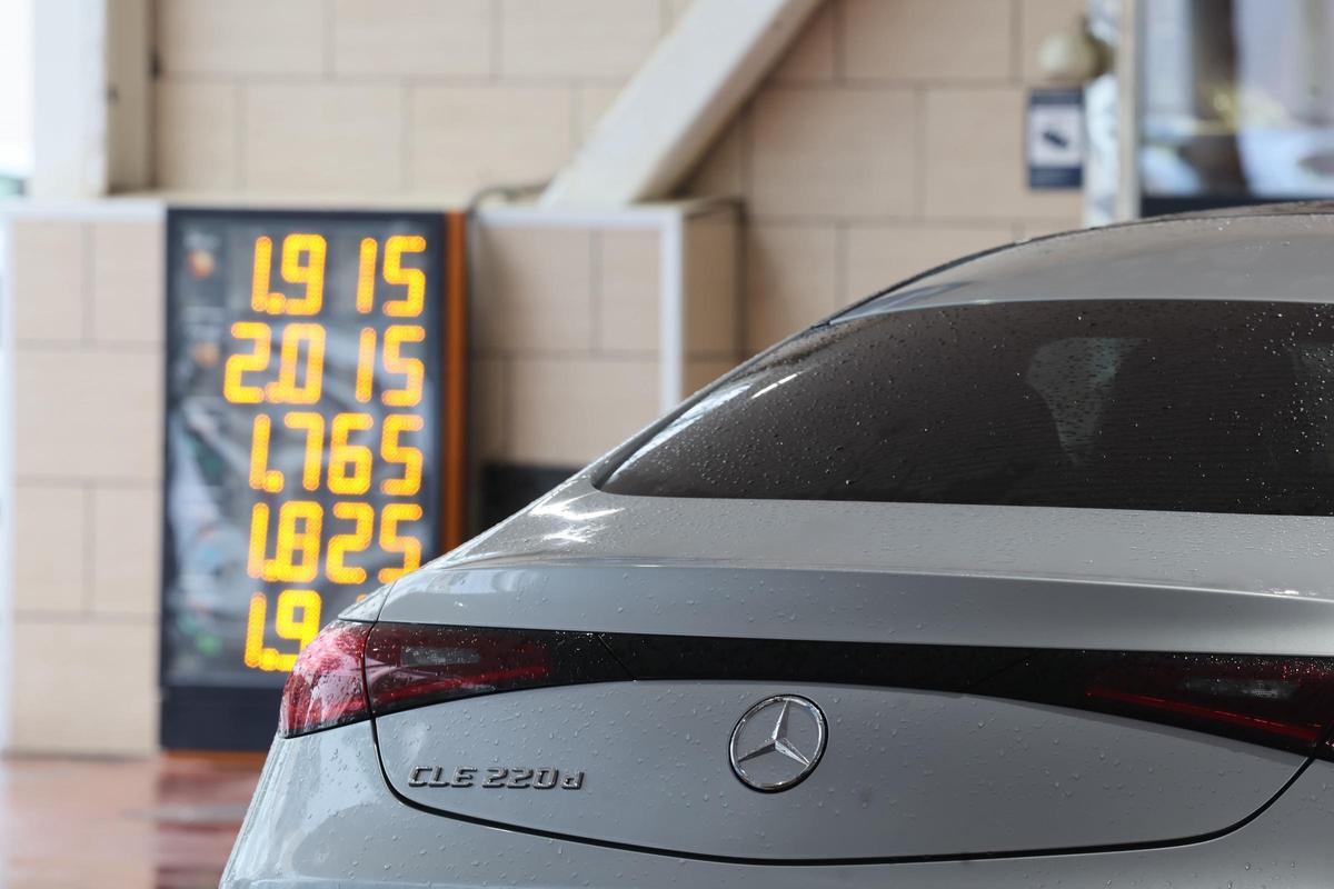 Un automóvil reposta en una estación de servicio de Castellón, este martes.