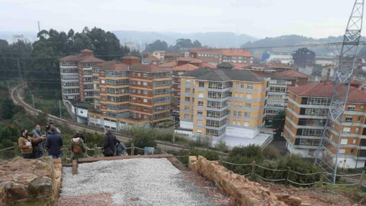 El acceso al castillo restaurada, tras la última campaña en el Peñón de Raíces. | Ricardo Solís