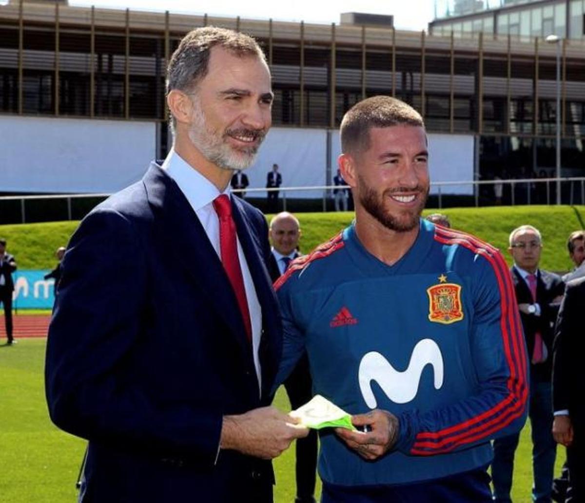 El rey Felipe VI, junto a Sergio Ramos en la Ciudad de Fútbol de Las Rozas