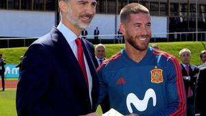El rey Felipe VI, junto a Sergio Ramos en la Ciudad de Fútbol de Las Rozas