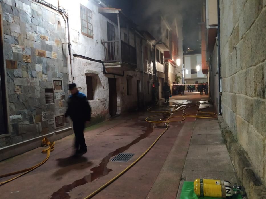 Incendio nocturno en una carpintería de Bueu