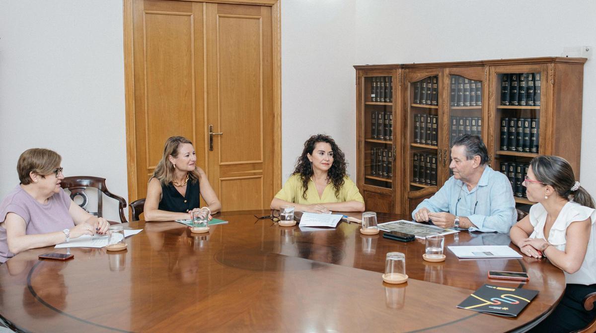 Reunión de la subdelegada del Gobierno, la alcaldesa de Castelló y los representantes de Tráfico y Carreteras en la provincia.