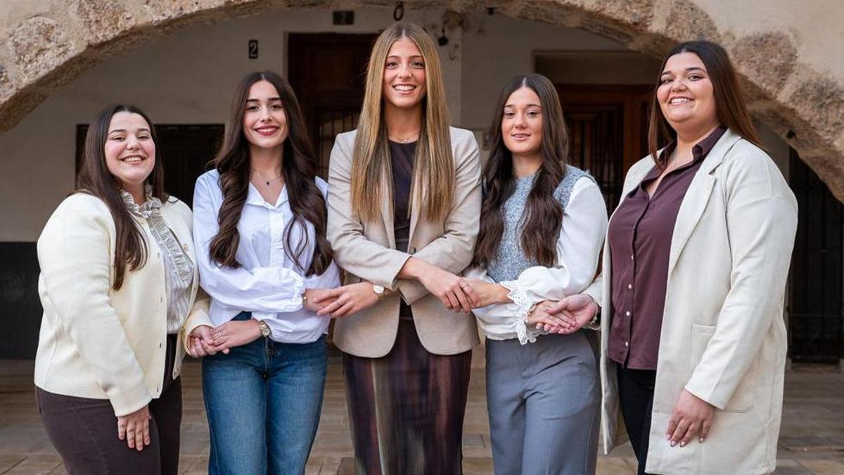 Martina Caparrós  Mezquita posa con las representantes de su  corte de honor.