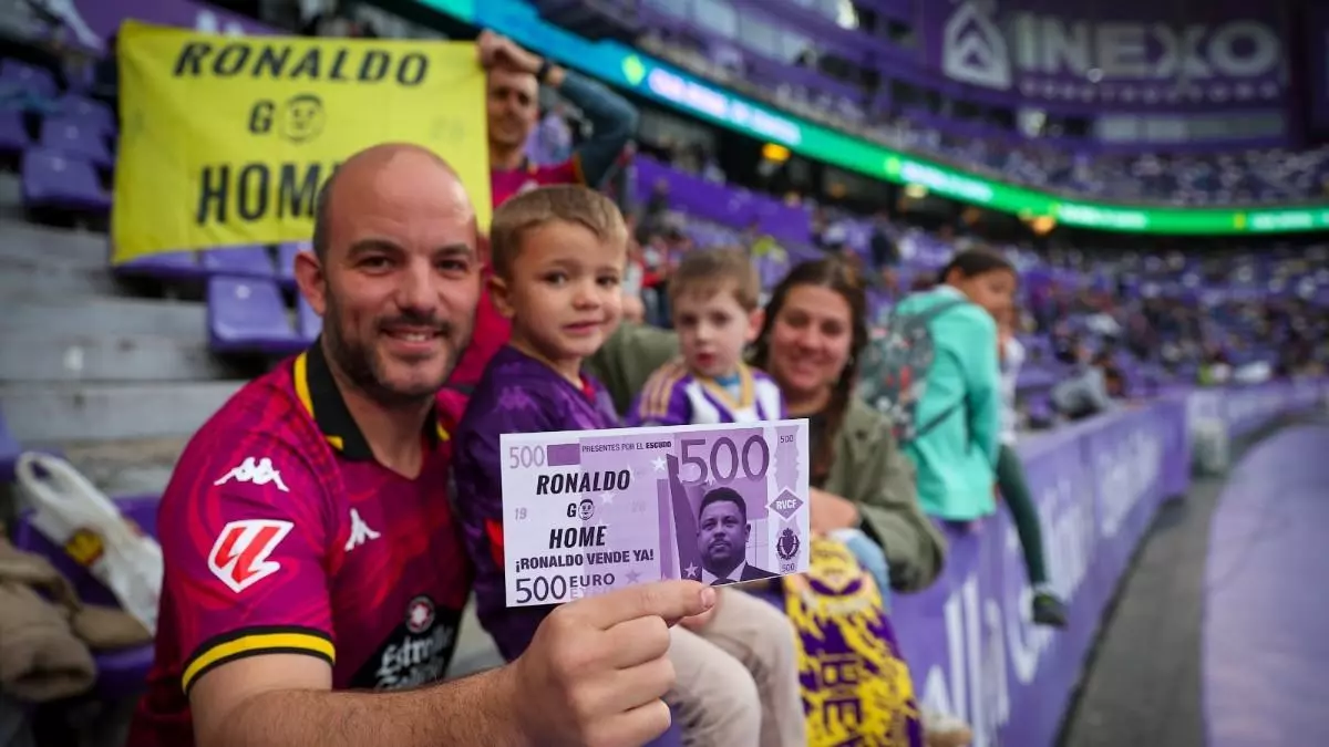 El Zorrilla estalla ante Ronaldo con billetes con el lema: "Ronaldo go home"