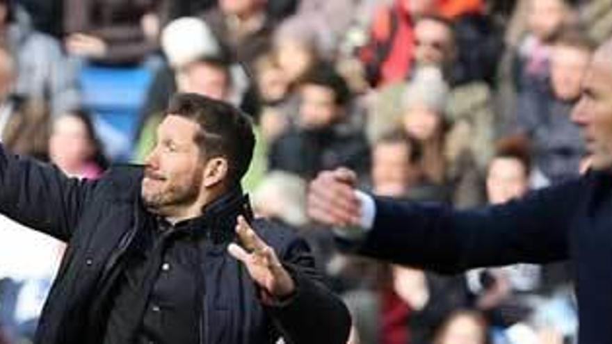 Simeone y Zidane, durante el último derbi en el Bernabéu.