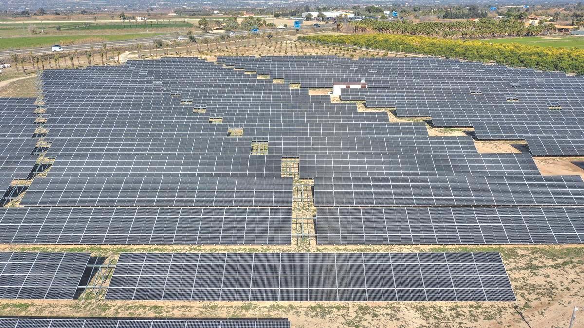 Planta fotovoltaica en el interior de Alicante.