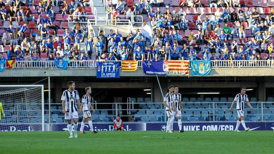 Los futbolistas del Oviedo, con la afición azul al fondo, en el Mini Estadi, el pasado domingo en Barcelona.