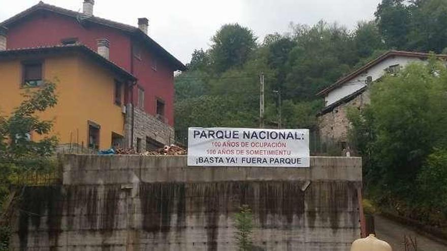 Pancarta contra el parque nacional en Bobia (Onís)