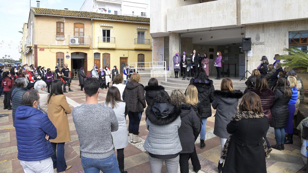 La alcaldesa de Paiporta leyendo el manifiesto