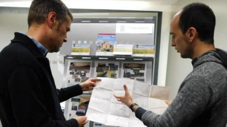 Joan Calmet, a l&#039;esquerra, i Pol Huguet en la presentació de les guies de l&#039;Anella Verda