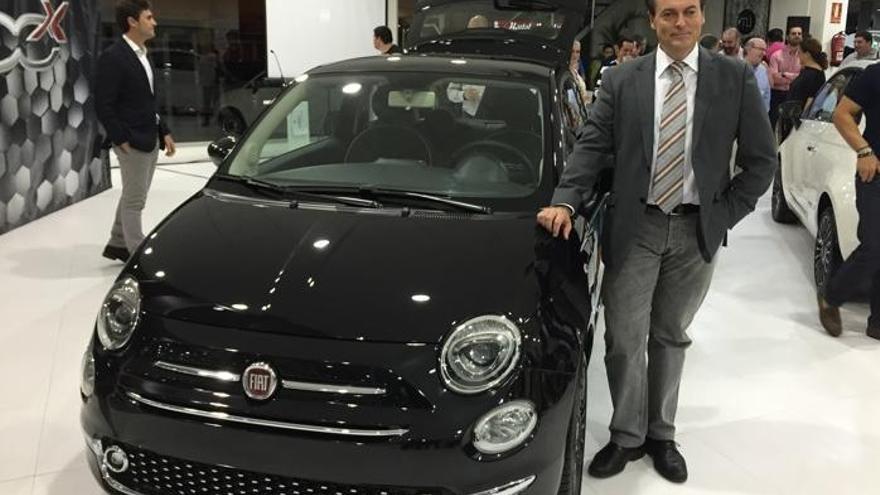 Francisco Ramos al lado de un Fiat 500.