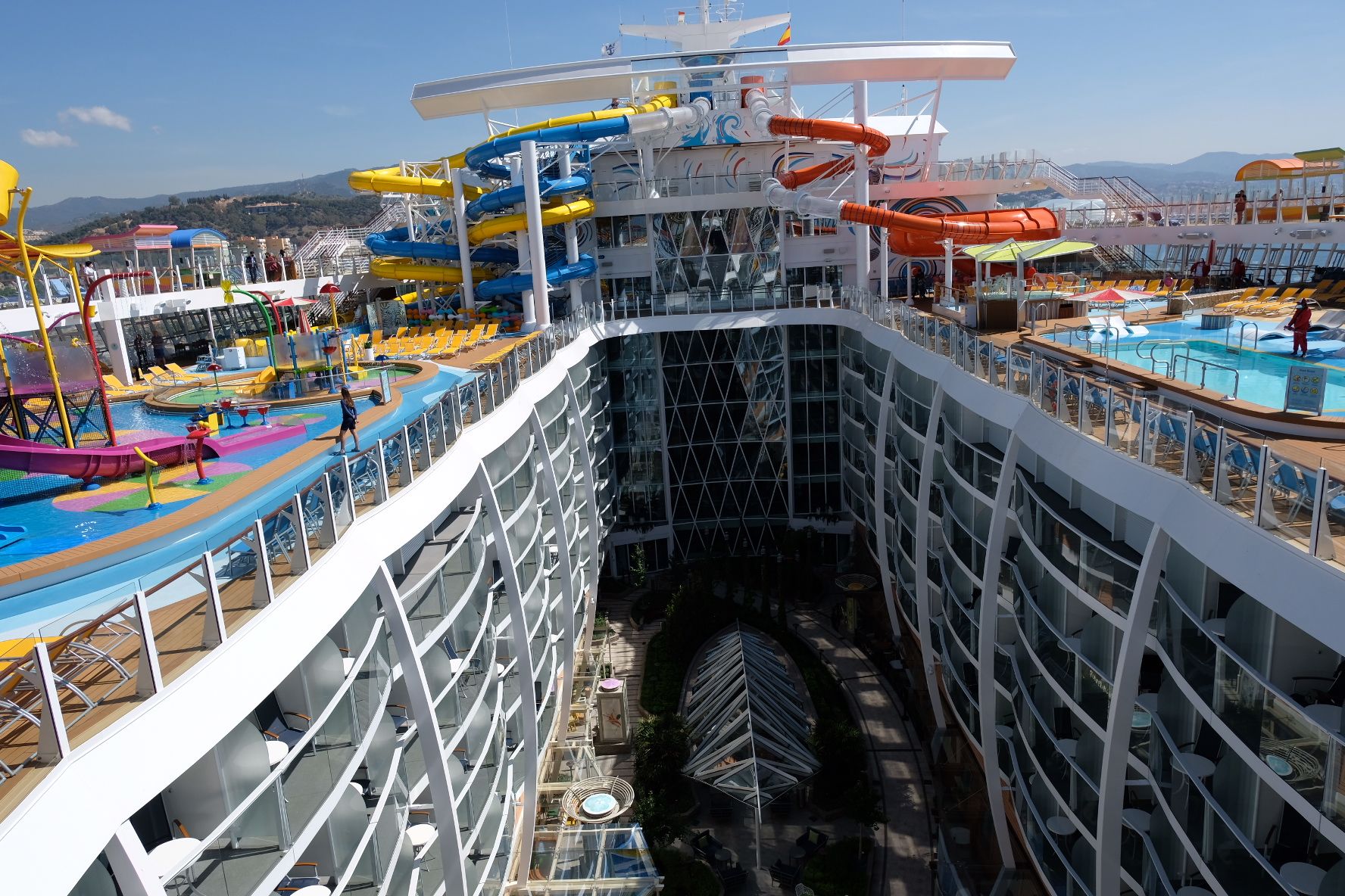 El 'Wonder of the seas', el crucero más grande del mundo, en el puerto de Málaga