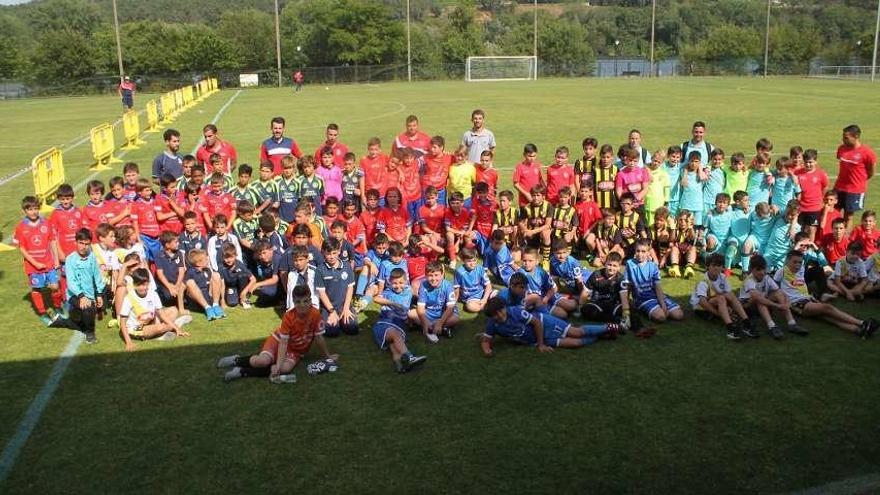 Foto de familia de los equipos participantes en Barbantes. // Yedra Seara