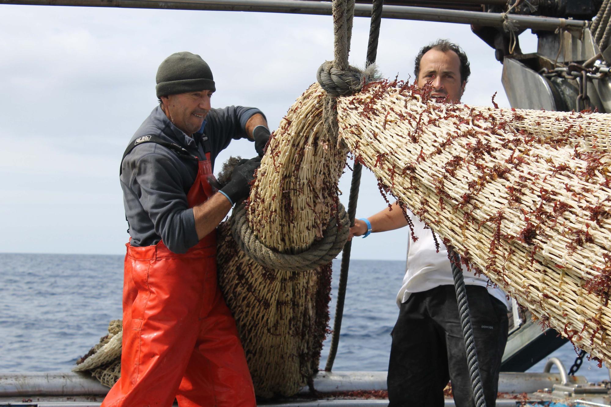 A bordo del ‘Charpat Segundo’, uno de los arrastreros convocados a la huelga contra la «criminalización» de la pesca y las medidas de la UE