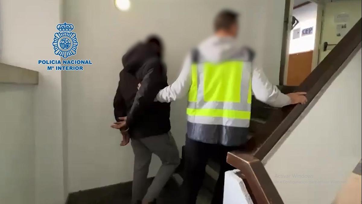 La Policía Nacional traslada a comisaría a uno de los detenidos en la Operación Bongo