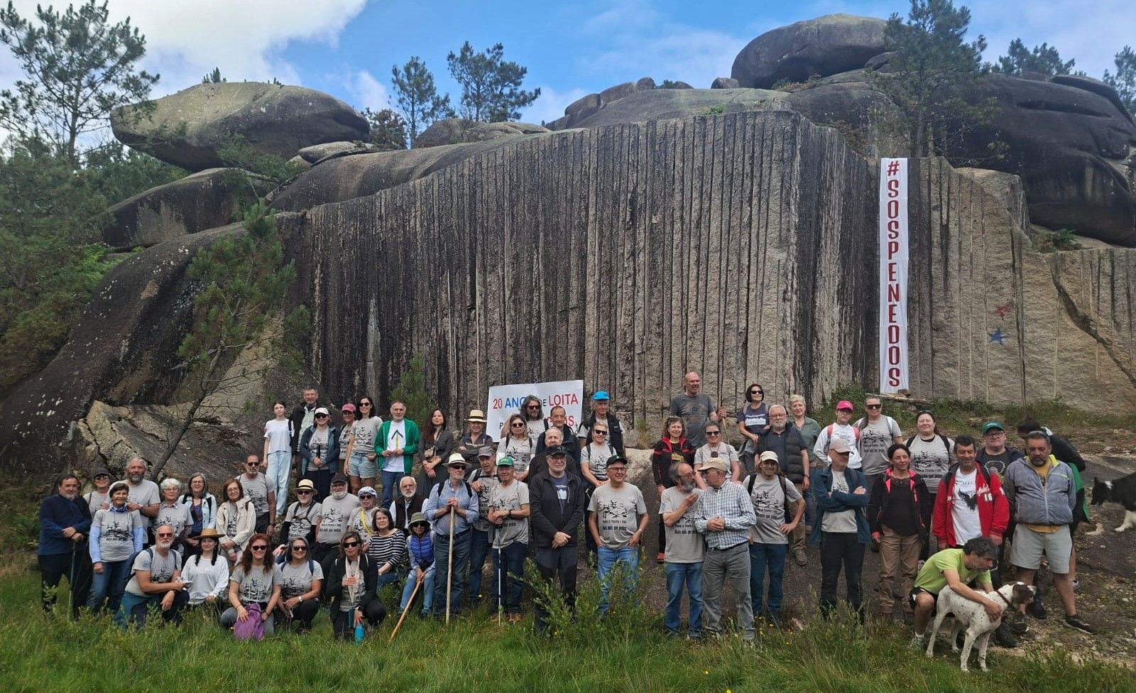 Participantes na marcha conmemorativa polos Penedos de Pasarela e Traba.