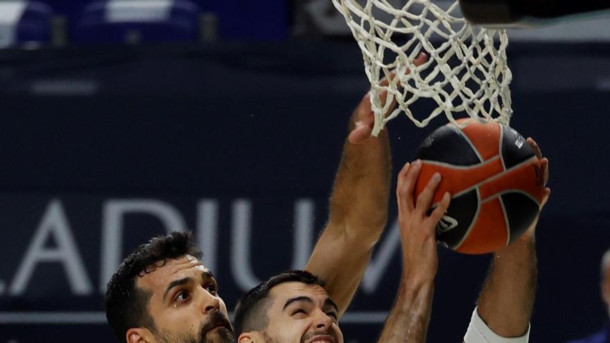 Llull mantiene al Madrid con vida ante el Anadulu Efes