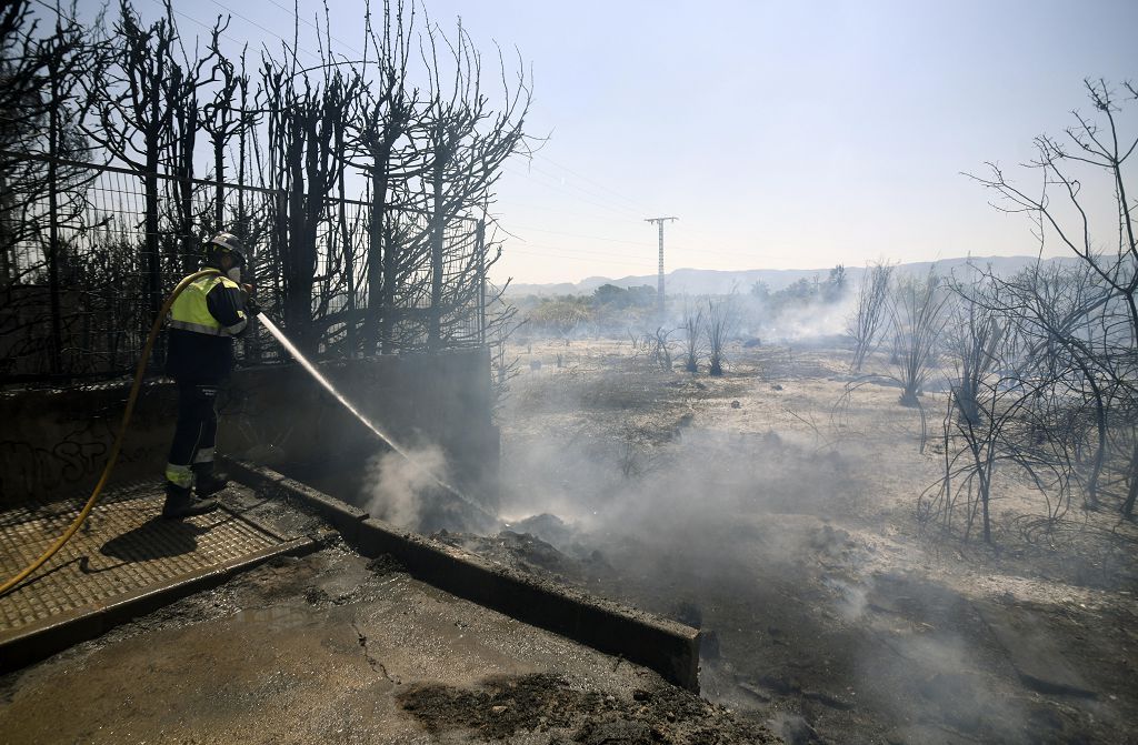 Las imágenes del incendio que ha obligado a desalojar un convento en Guadalupe