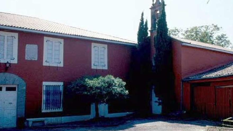 Imagen de la casa y la capilla; y a la derecha, el cierre y las palmeras junto a la espadaña de la capilla.