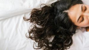 Mujer durmiendo.