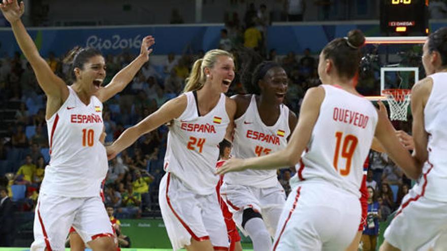 Las jugadoras de España celebran el pase a la final.