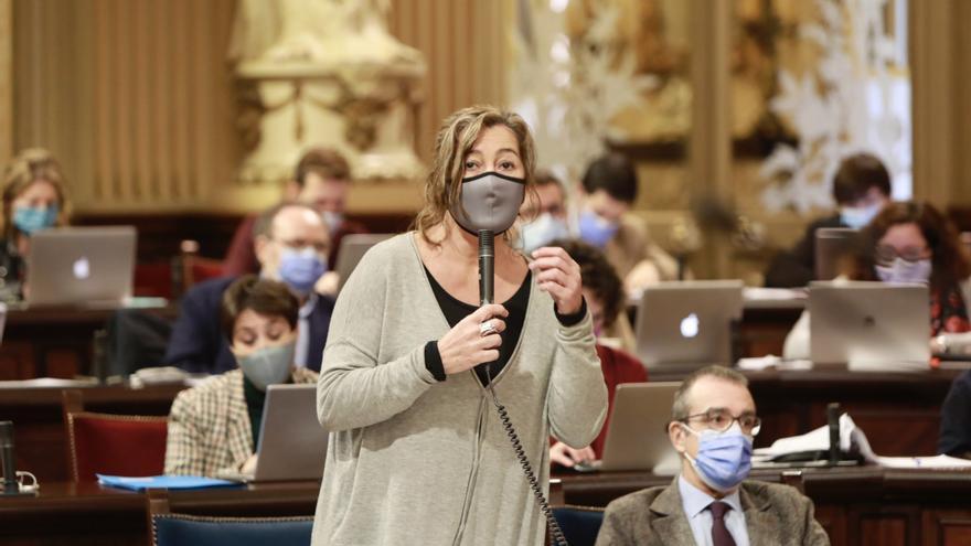 La presidenta del Govern, Francina Armengol, en el pleno del Parlament.