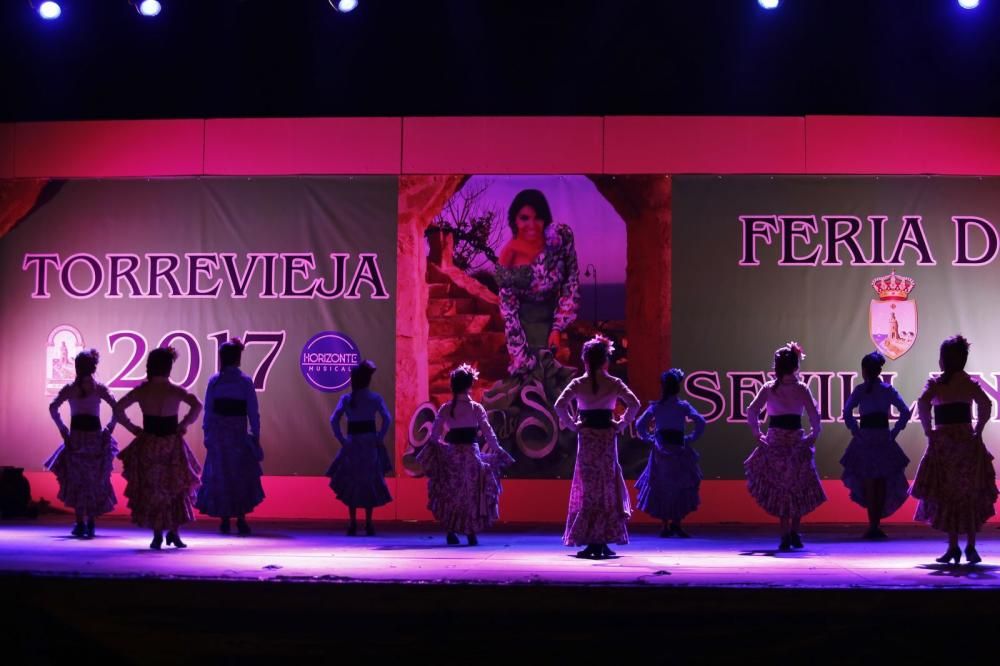 La Feria de Sevillanas 2017 comenzó anoche con una gran afluencia de público, actuaciones flamencas y de sevillanas, gastronomía y casetas, en el recinto portuario de Torrevieja