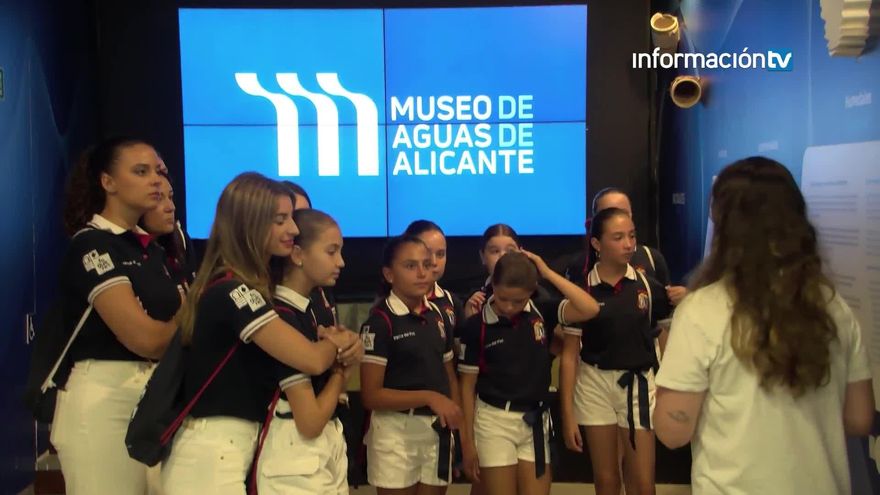Las bellesas del foc visitan el Museo de Aguas de Alicante
