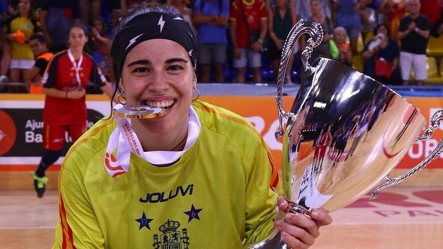 Teresa Bernarda en guanyar un dels tres trofeus com a campiona del món