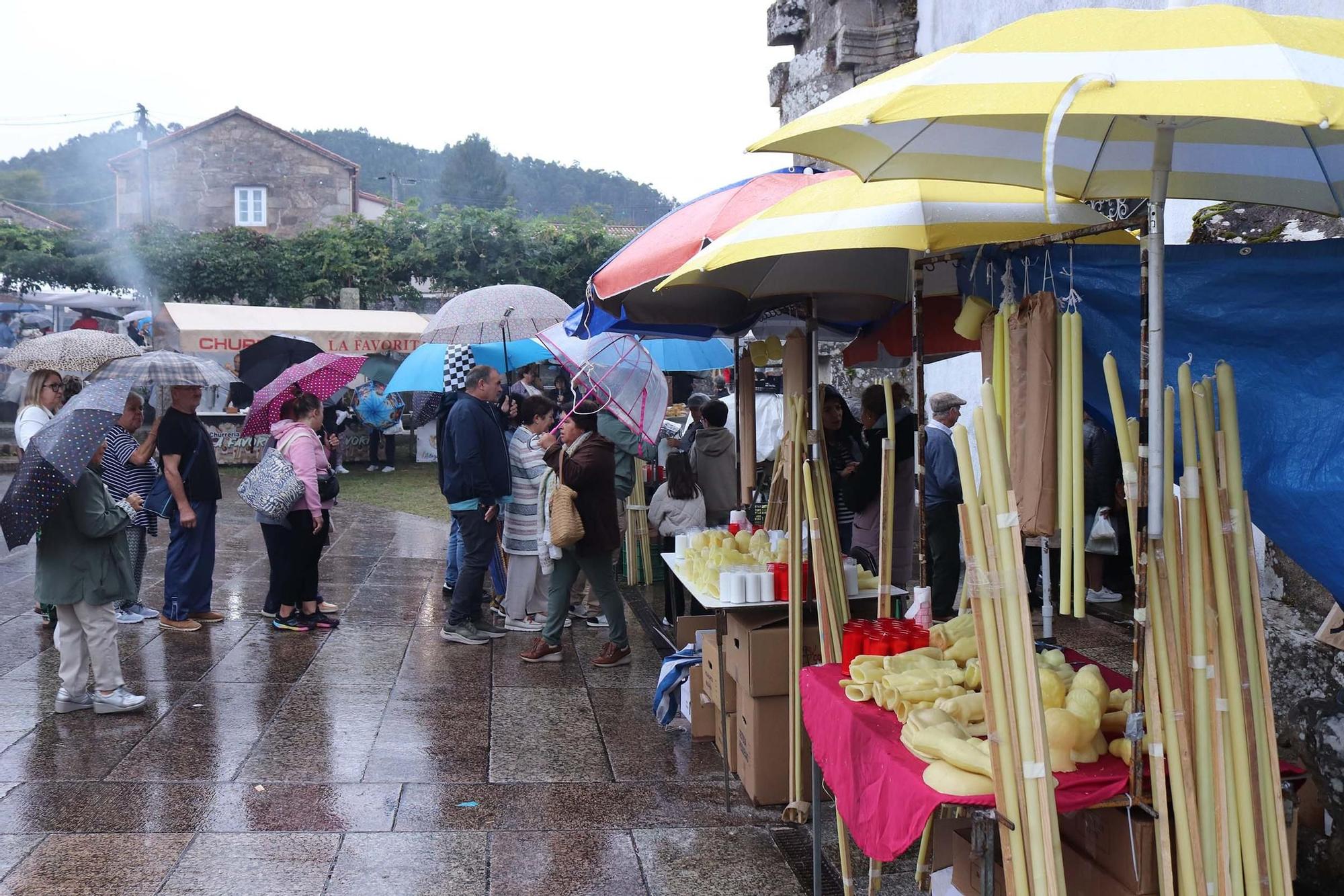 Santa Minia desafía a la lluvia y reúne a miles de fieles