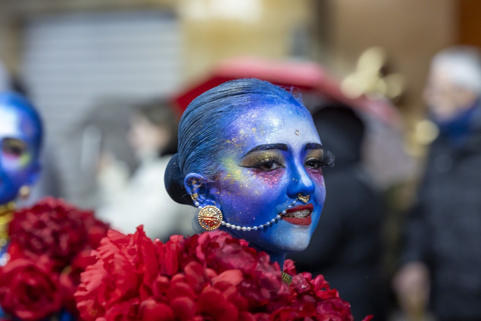 Aquí las mejores imágenes del desfile nocturno del Carnaval de Torrevieja 2025 que salió a la calle desafiando el viento y la lluvia