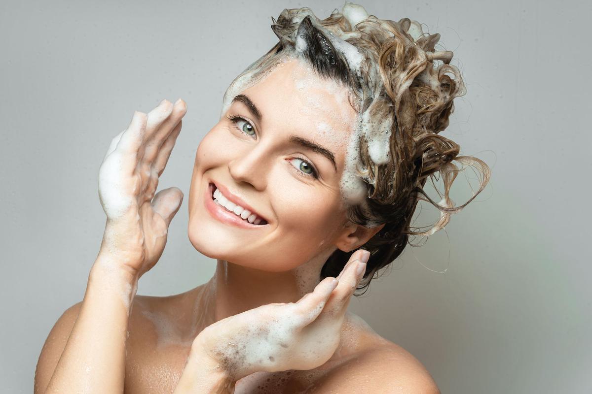 Mujer lavándose el cabello
