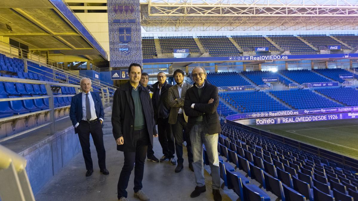 Foto con los miembros del consejo de administración del Real Oviedo en 2012 en el estadio Carlos Tartiere