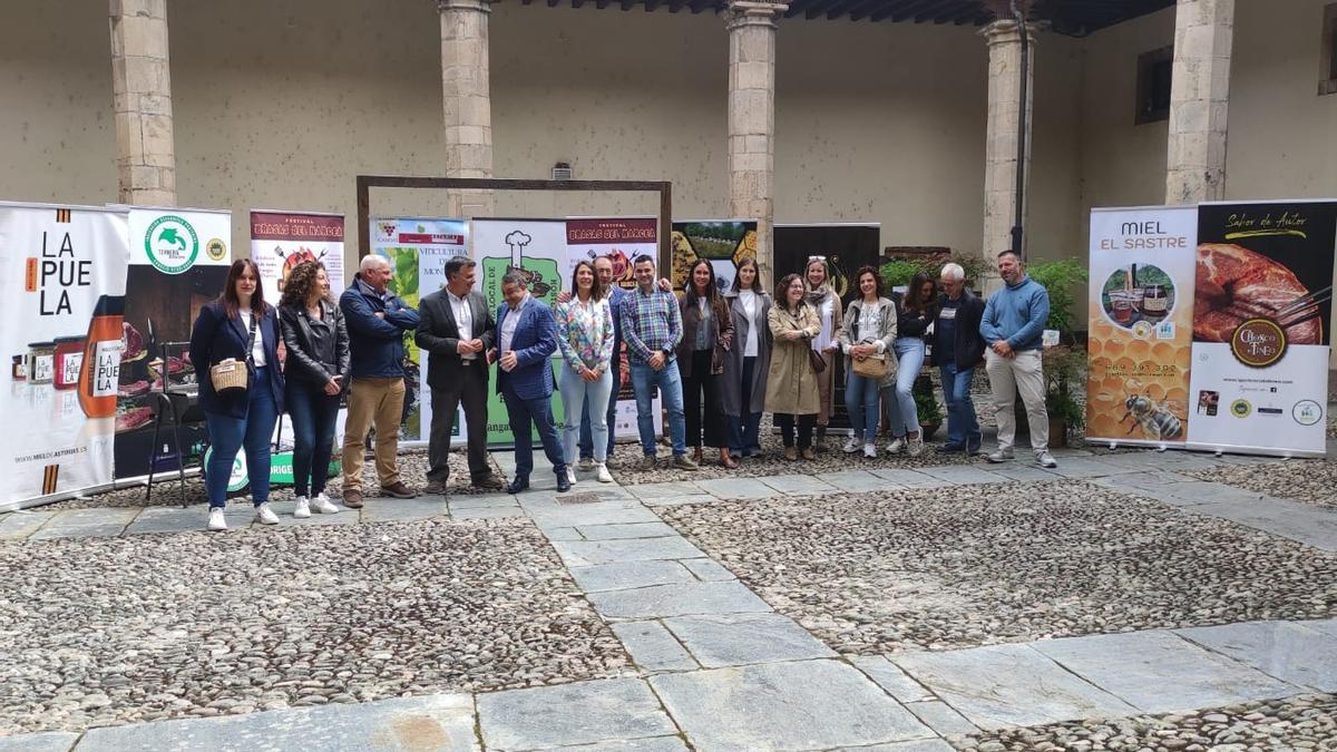 Participantes en la presentación del Festival Brasas del Narcea en el patio del ayuntamiento.