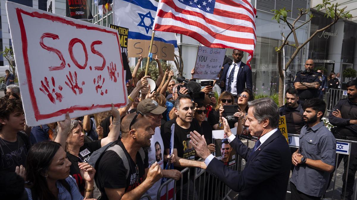 El secretario de Estado de EEUU, Antony Blinken, habla con familiares de los rehenes, este miércoles en Tel Aviv.